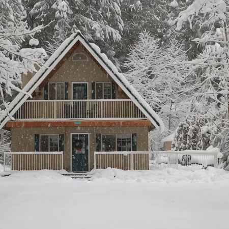 2-Story Chalet, clean, 3Br / 2Ba in Snowline, best rates, WiFi and Hot Tub