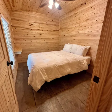 Charming Pondview Cabin
