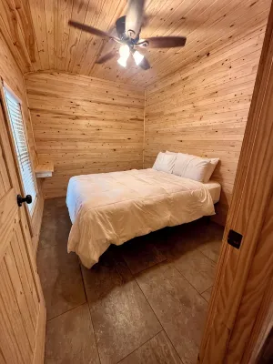 Charming cabin nestled in the woods in Andalusia, AL - 2성급