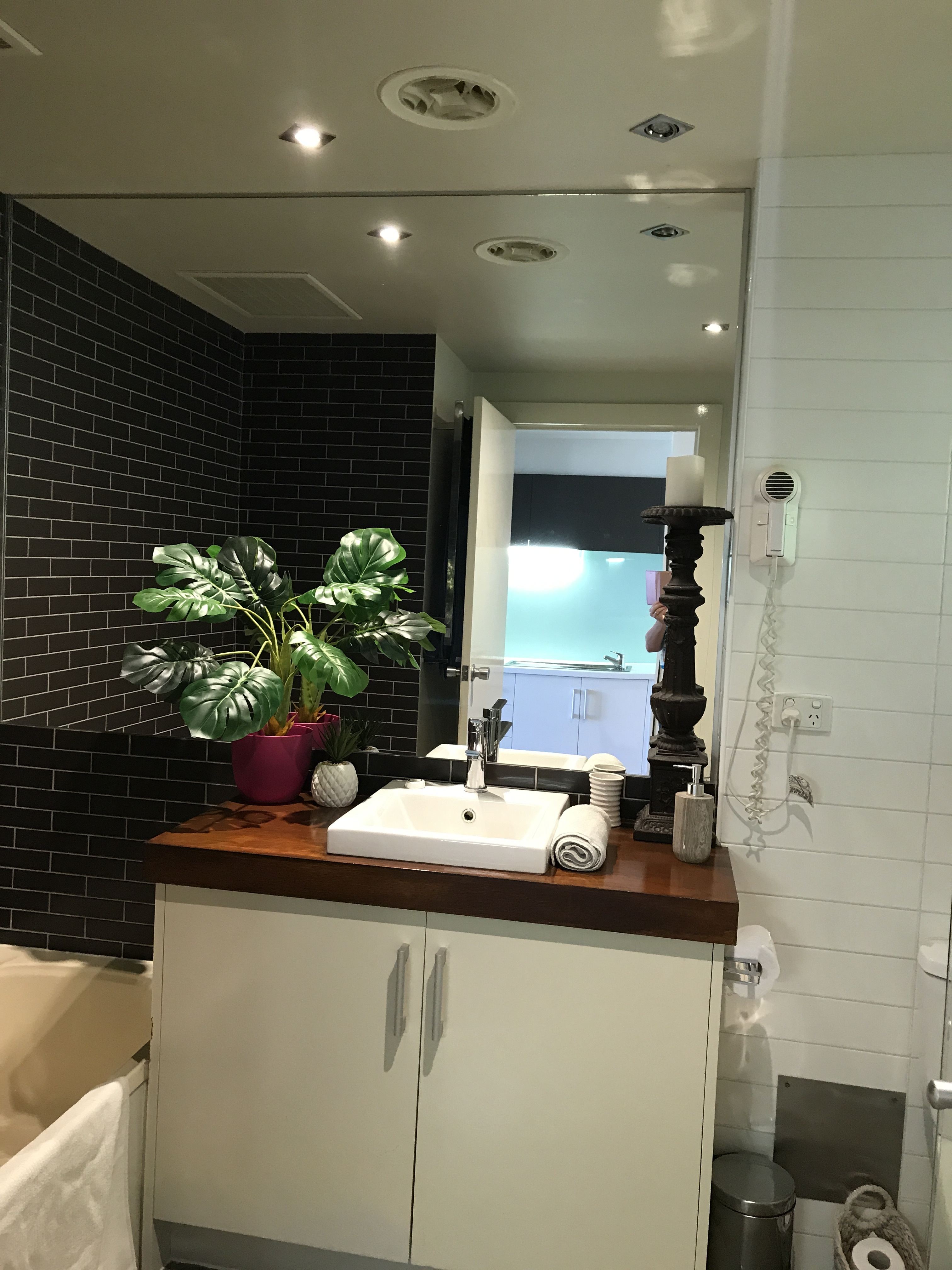 Lorne World Rooms Photos