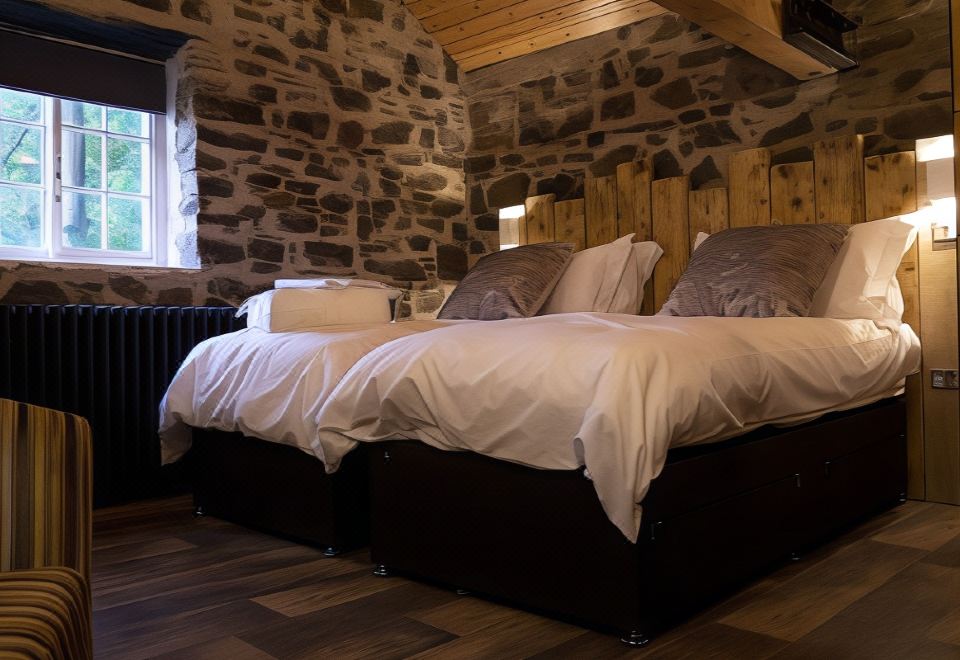 a cozy bedroom with two beds , one on the left and one on the right side of the room at Trail Lodge