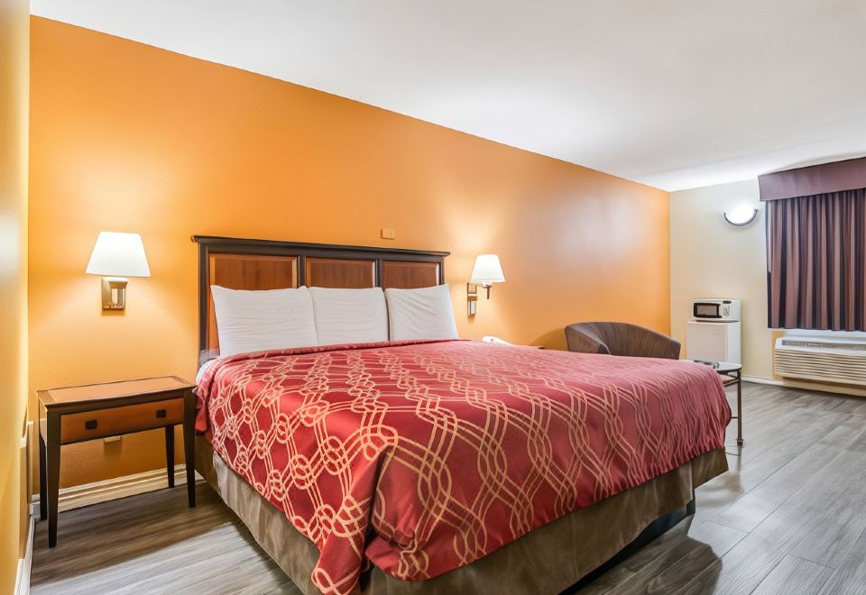 Econo Lodge at Six Flags - Housity