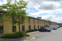 Super 8 by Wyndham Germantown/Milwaukee Hotels in Menomonee Falls