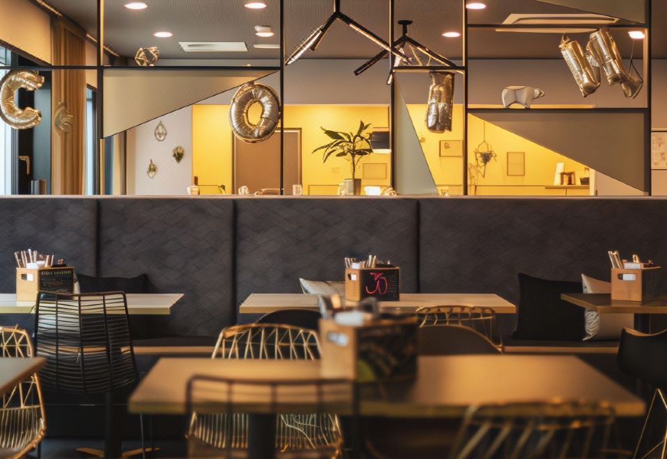 5. 홀리데이 인 -..