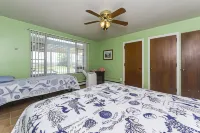 Charming Waterfront 3 Bedroom Cabin by Redawning Hotels in Norfolk