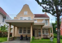 Villa Kota Bunga R8-08 - 4Br with Pool by Zahra Al-Jazeerah