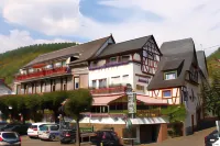 Moselromantik-Hotel Zum Löwen Các khách sạn ở Zell