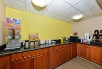 Super 8 by Wyndham Clarksville Northeast - Breakfast