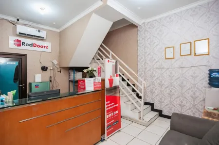 RedDoorz Syariah Near Jatisampurna Hospital Отели в г. Jatiasih
