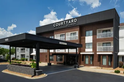 Courtyard Charlotte Matthews Hotels near Squirrel Lake Park