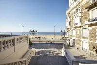 House with courtyard, 200 m from the Remblai and 3 minutes from Les Sables town center on foot!