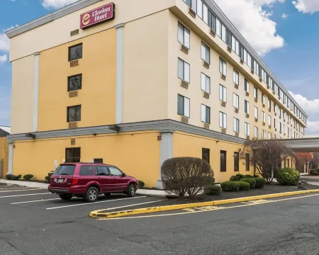 Clarion Hotel Somerset - New Brunswick Отели рядом с достопримечательностью «Ukrainian Cultural Center»