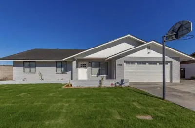 Beautiful 4 bedroom, 2 bathroom house. Outdoor pool. Hotels near Hope Ave