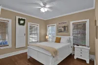 Broadmoor 3 Bed Pet Friendly Fenced Backyard