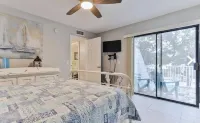 Townhouse Sleeps 6 across street from Beach! Swimming Pool & Clubhouse!