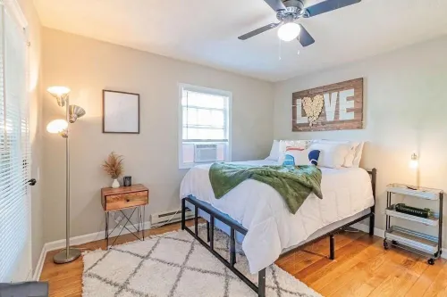 2 Bedroom Cozy Beach Cottage with Water Access