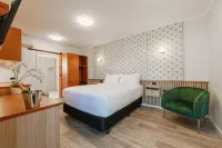 The Queens Gladstone Hotels near Queens Hotel Motel Gladstone