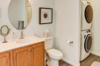 Charming 2-Bed, 2-Bath Apt. in Morgantown, Pa - Cozy Getaway with Comfort!