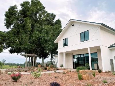 Seven Peaks Farm Stay Hotels near Glass House Mountains