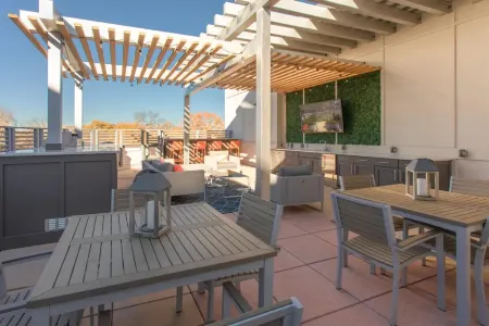 Chic Retreat - Rooftop Deck, Pool, Fitness Center Отели в г. Друид Хилс