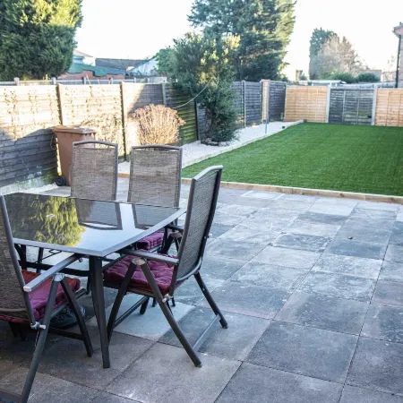 3 Bed House Sleeps 7 with Garden and Parking