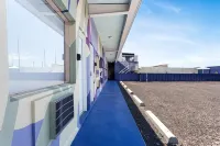 The Iris Motel - parking