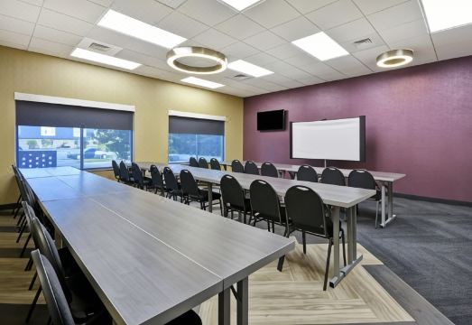 트루 바이 힐튼 로비 및 수영장