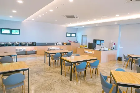 Sans Hotel Отели рядом с достопримечательностью «Wat Chong Lom»