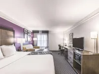 La Quinta Inn & Suites by Wyndham Cincinnati Sharonville Hotels in Hamilton County
