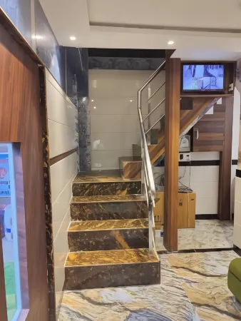 Hotel TIP Top Residency Отели рядом с достопримечательностью «Paras Dham Temple»