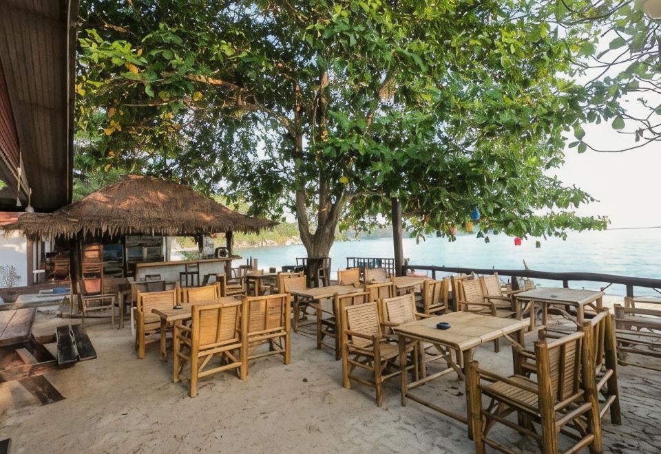 [펜스 방갈로가 위치한 통 나이 판 야이 해변의 모습]