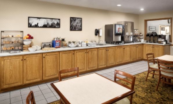 Country Inn & Suites by Radisson, Grinnell, IA