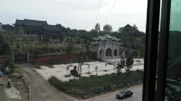 Baishun Family Hotel - parking
