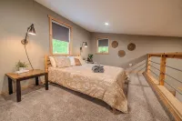 Nature’s Nest Hot Tub • Fire Pit • Deck Views • Near Old Man’s Cave