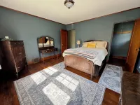 The Vinson HouseHistoric 5 bedroom 2 bath ranch house