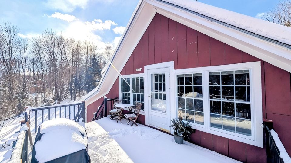 Sunny Alpine Suite • Walk to Lake • Private Deck • Yard and Gardens w/Fire Pit