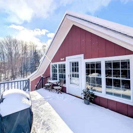 Sunny Alpine Suite • Walk to Lake • Private Deck • Yard and Gardens w/Fire Pit
