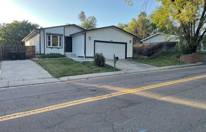 Spacious 5-bedroom house with WiFi, AC in charming Arvada