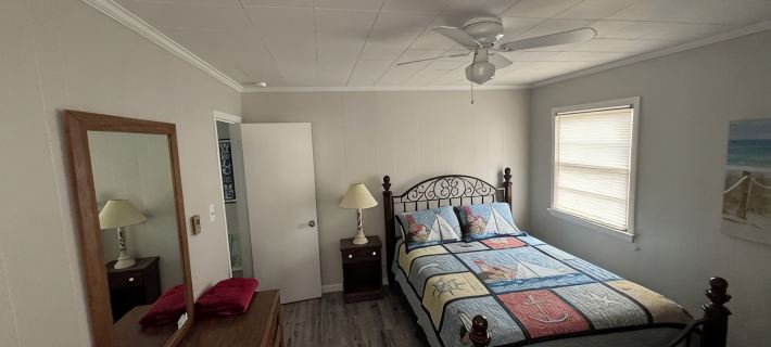 Charming 3-bedroom Cottage, 2 block Walk to the  Beach Hotels in Dare County