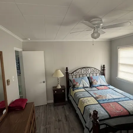 Charming 3-bedroom Cottage, 2 block Walk to the Beach