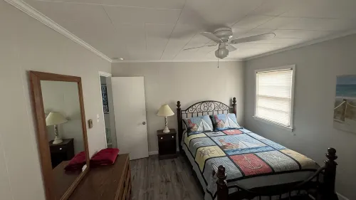 Charming 3-bedroom Cottage, 2 block Walk to the  Beach