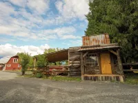 Stay in the Barn! Bedroom in the Hayloft! 칠리왝 호텔