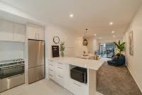 Downtown Bliss - 4-BR Retreat Amidst the Cityscape - Villas