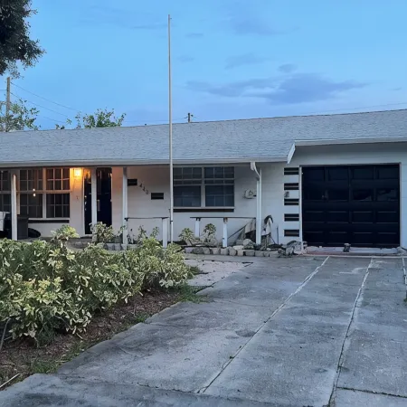 3-bedroom immaculate home in lovely Melbourne with WiFi, fitness room, AC