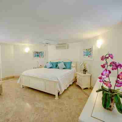 Your luxury home sleeps 10 on the World's number one Island and beach Rooms