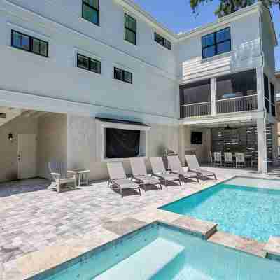 1 Wanderer Lane New luxury 7 bedroom house 100 yards from beach.  Large pool spa Fitness & Recreational Facilities