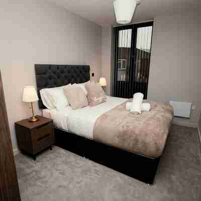 Central Birmingham Getaway: Luxury 2-Bedroom, Netflix, Games & Parking Rooms