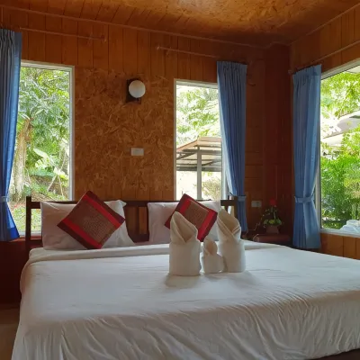 Baan Suan Hill Resort Hotels near Cheow Lan Lake
