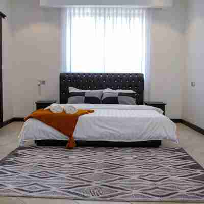 The Grand Nest Mansion - 3BR + Office, Lakeview Rooms