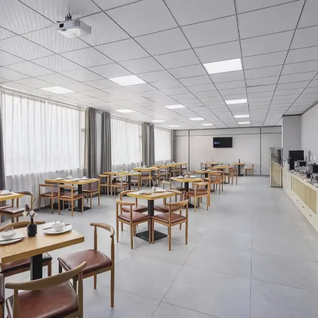 Vienna Hotel 5.0 Huazhou North Shore